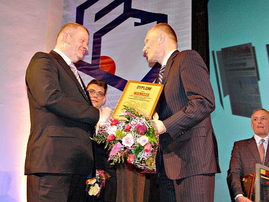 marszałek wojewodztwa wręcza wyrożnienie Burmistrzowi Niemczy